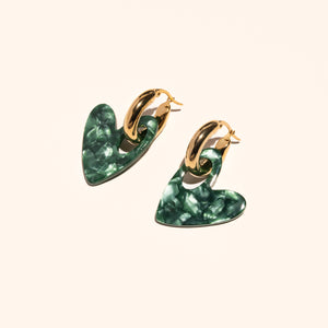 Gouden ringen met hanger in de vorm van een hartje in de kleur Forest Green.