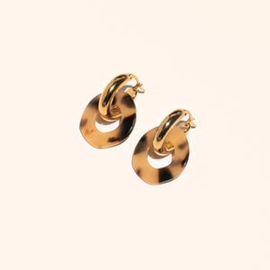 Gouden ringen met een kleine ronde hanger van acetaat in de kleur Blonde Tortoise.
