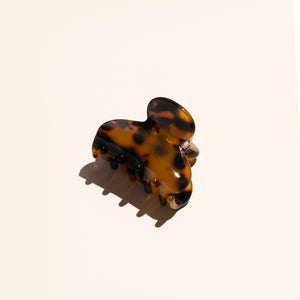 Kleine stevige haarklem met een ronde vorm in de kleur Brown Tortoise.