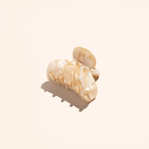 Kleine stevige haarklem met een ronde vorm in de kleur Marble Ivory.