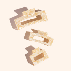 Drie haarklemmen in een vierkante vorm in de kleur Marble Ivory.