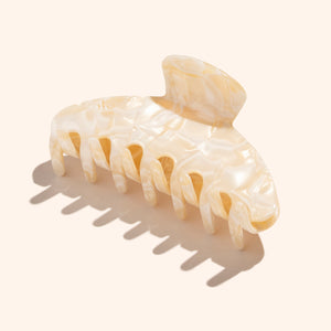 Stevige haarklem met een ronde vorm in de kleur Marble Ivory.