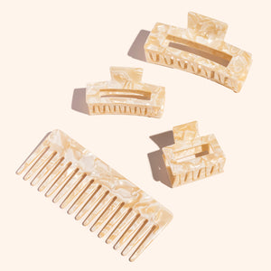 Drie verschillende haarklemmen in een vierkante vorm en een kam met wijde tanden in de kleur Marble Ivory.