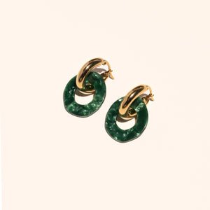 Gouden ringen met een kleine ronde hanger van acetaat in de kleur Forest Green.